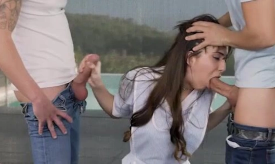 Два типа выебали симатичную молодую официантку своими двумя членами