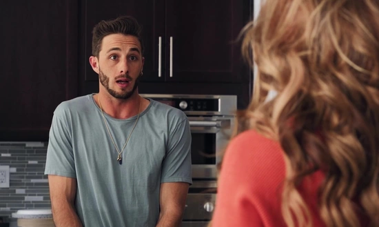 Мамаша соблазнила парня своей дочери во время переезда