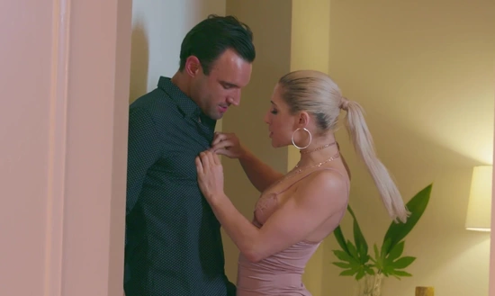 Подцепил шлюшку рядом с клубом и получил бесплатный секс на вечер