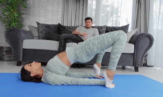 Стройная фитоняшка возбудила парня на секс