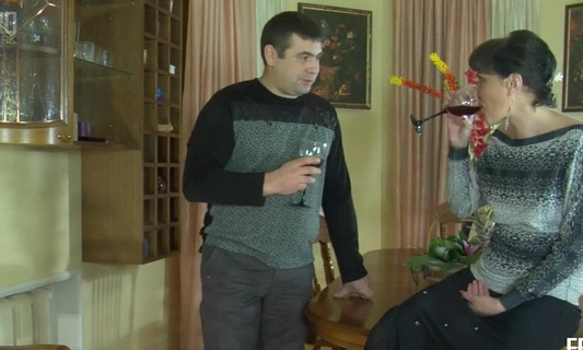 Похотливая русская милфа подлила соседу вина, чтобы залезть к нему в штаны