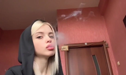 Молодой блондинке захотелось покурить и пососать одновременно