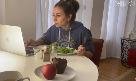 Жена сильно увлечена работой, но это не мешает мужу трахать её