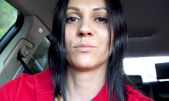 Русская милфа мастурбирует мокрую киску по дороге в пробке - с разговорами!