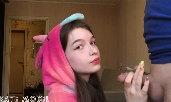 Девушка в пижаме делает парню нежный минет и позволяет кончить в ротик