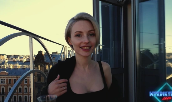 Сводил русскую малышку на крышу и развел на секс в первую же встречу