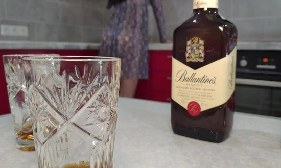 Вместе бухали хороший виски, пока не захотелось секса