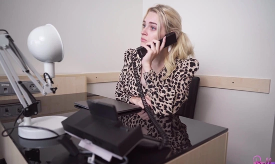 Молодая секретарша готова подставлять жопу начальнику, лишь бы не работать