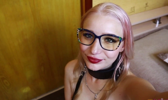 Подруга-неформалка отвлекла парня от сидения в интернете, и соблазнила его голым телом