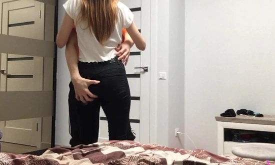 Привела друга домой и тихо трахнулась с ним у себя в комнате