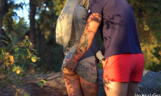 Привез подругу в лес только ради глубокого минета и секса на бревне!