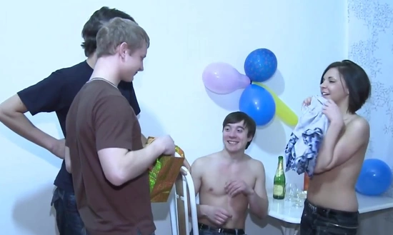 Друзья трахнули именинницу в три члена прямо на Дне Рождения!