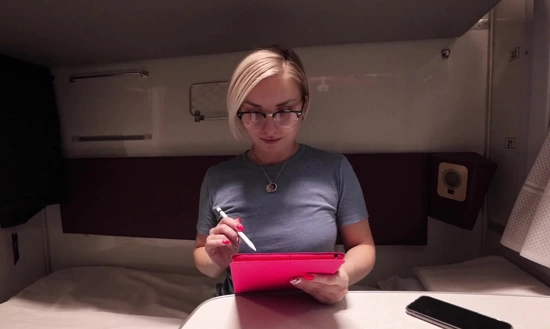 Устроил секс в поезде с попутчицей, чтобы небыло скучно в дороге!