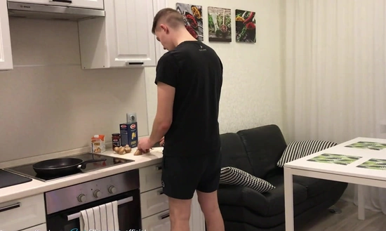 Пока парень готовит его возбужденная малышка - соблазняет его на минет!