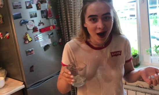 Засмотрелся на мокрые сиськи подруги и не удержал член в штанах!