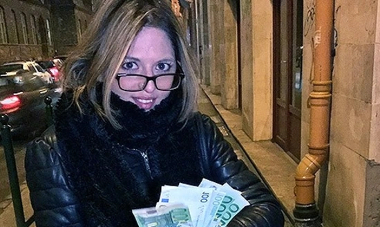 Француженка отсосала и дала незнакомцу в ближайшем подъезде за 300 евро!