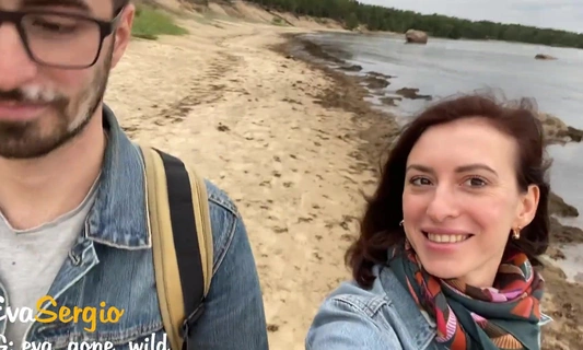 Прогулка на природе закончилась для парочки бурным сексом на свежем воздухе