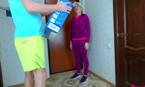 Хотела просто доставить посылку, а получилось что доставила оргазм мужику!