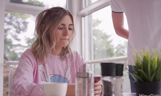 Сладкий утренний секс на завтрак с русской супер милахой Евой Эльфи!