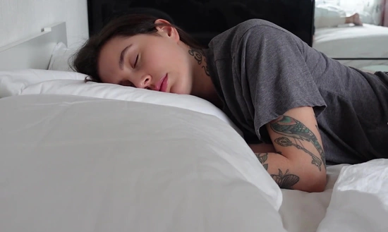 Решил помять киску и возбудить подругу, пока она спала!