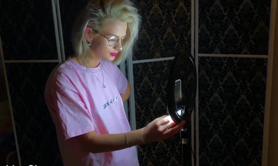 Тиктокерша удовлетворяет сводного брата, чтобы получить больше подписчиков!