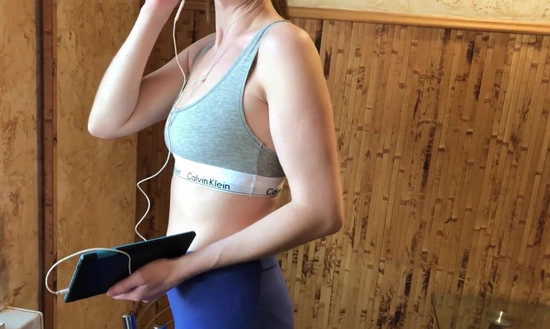 Разговаривает с мамашей по телефону, пока отчим дрючит её толстым членом!