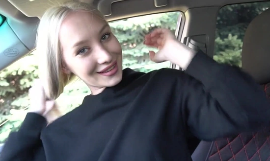 Красивая русская девушка отсосала незнакомцу и заработала 300 баксов!