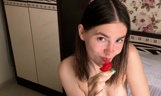 Накормил русскую милашку клубничкой с членом - и ей понравилось!