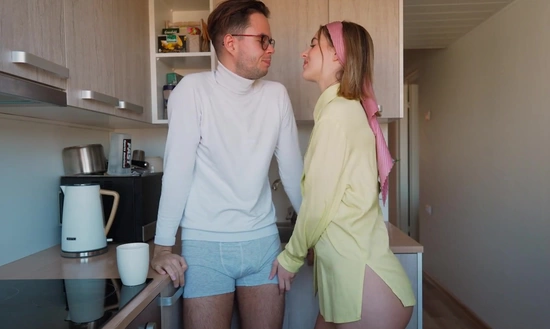 Отвлекла парня от кофе и дала понять, что хочет утреннего секса с окончанием в киску!