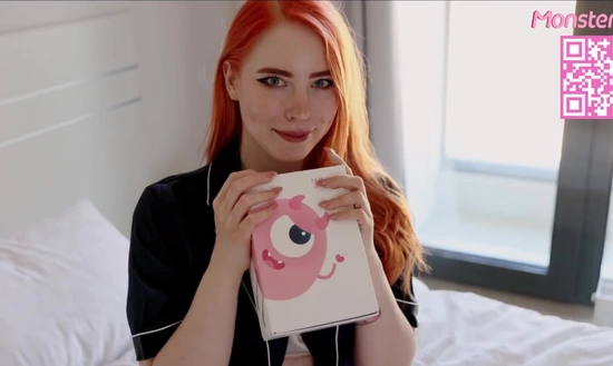 Подарил своей подружке новую секс игрушку и трахнул за одно!