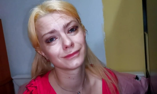 Сводная сестра уговаривает брата сделать ему минет