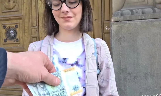 Немецкий порно режисер разводит девушку на секс кастинг, трахает её и кончает на очки