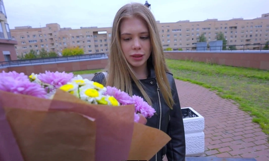 Подарил девушке цветы и трахнул милашку после свидания
