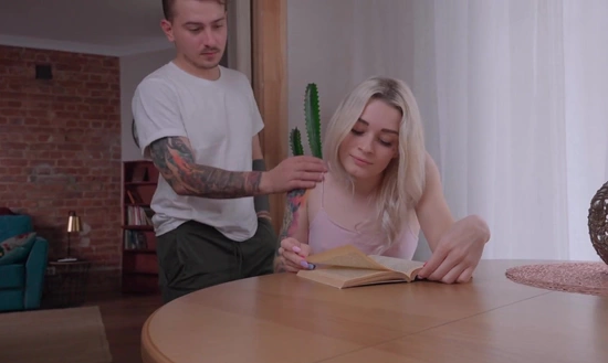 Сводный брат захотел секса и девушка отдалась ему во все щели